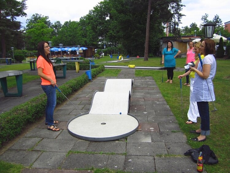 Kaufleute für Bürokommunikation messen sich im Minigolf